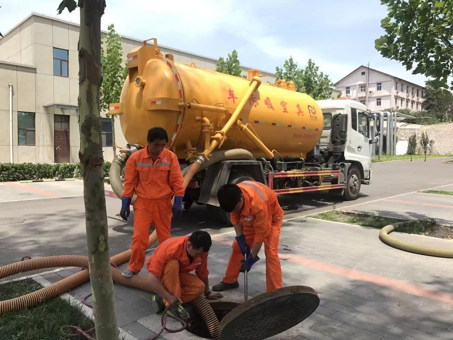 南召管道疏通车停在窨井附近