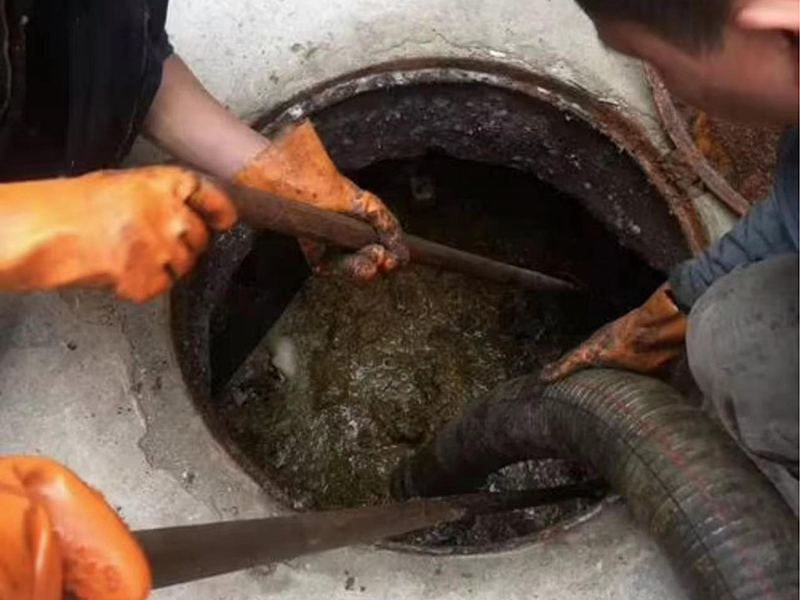 南召清理化粪池时如何避免沼气的危害？